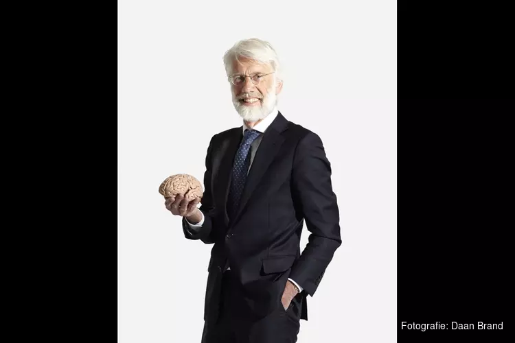 Neuropsycholoog Erik Scherder spreekt gasten Doortrappenbeurs toe