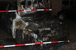 Autobrand in Den Helder, twee voertuigen beschadigd