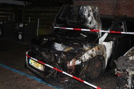 Autobrand in Den Helder, twee voertuigen beschadigd