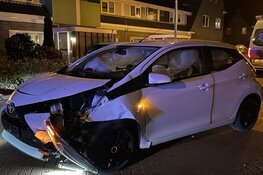 Auto in voortuin door botsing