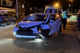 Auto in voortuin door botsing