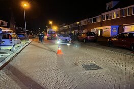 Auto in voortuin door botsing