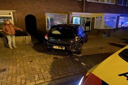 Auto in voortuin door botsing