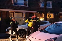 Brandweer haalt vrouw uit brandende woning