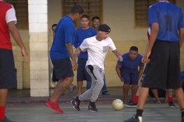 Godfather of streetfootball naar marinestad voor college en clinics