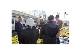 Moestuinieren in het asielzoekerscentrum