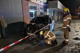 Twee auto&#39;s door brand verwoest in Den Helder