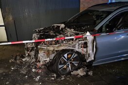 Twee auto&#39;s door brand verwoest in Den Helder