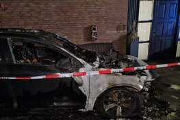 Twee auto&#39;s door brand verwoest in Den Helder