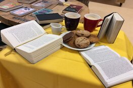 Voorlezen voor volwassenen in de bibliotheek