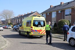 Automobilist rijdt voortuin in