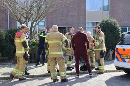 Automobilist rijdt voortuin in