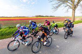4.500 fietsers trotseerden stevige lentewind tijdens 48e Ronde van Noord-Holland