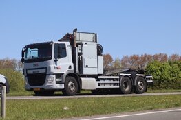 Auto rijdt achterop vrachtwagen op N99 in Den Helder