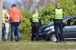 Auto rijdt achterop vrachtwagen op N99 in Den Helder
