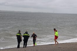 Hulpdiensten in Den Helder rukken uit voor professionele zwemmer