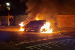 Auto door brand verwoest in Cornelis De Houtmanstraat
