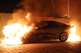 Auto door brand verwoest in Cornelis De Houtmanstraat