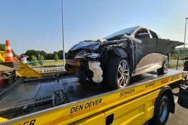 Automobilist rijdt hekwerk Nieuweweg kapot