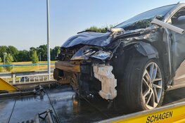 Automobilist rijdt hekwerk Nieuweweg kapot