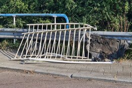 Automobilist rijdt hekwerk Nieuweweg kapot