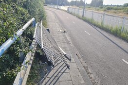 Automobilist rijdt hekwerk Nieuweweg kapot