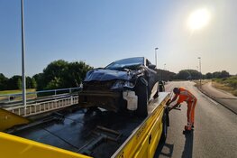 Automobilist rijdt hekwerk Nieuweweg kapot