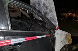 Auto door brand verwoest in Huygenstraat