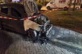 Auto door brand verwoest in Huygenstraat