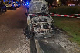 Auto door brand verwoest in Huygenstraat