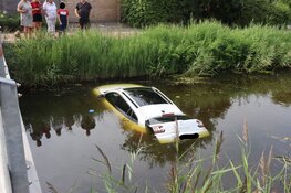 Auto rijdt sloot in aan de Van der Sterrweg in Den Helder