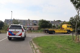 Auto rijdt sloot in aan de Van der Sterrweg in Den Helder