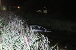 Auto te water in Julianadorp, twee gewonden