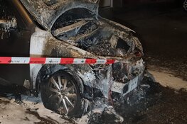 Auto door brand verwoest in Klaas Castercomstraat