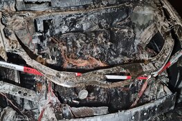 Auto door brand verwoest in Klaas Castercomstraat