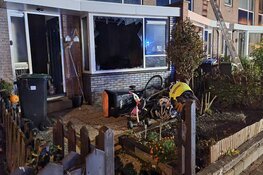 Gezin met ladder uit brandende woning gered