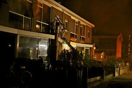 Gezin met ladder uit brandende woning gered