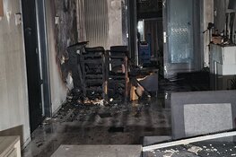 Gezin met ladder uit brandende woning gered