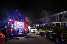 Gezin met ladder uit brandende woning gered