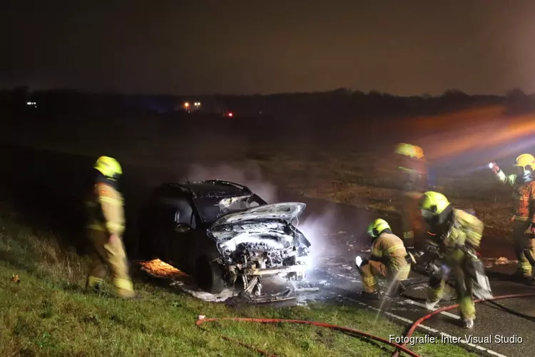 Auto vat vlam in Den Helder