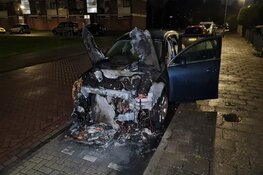 Auto door brand verwoest in Schoenerstraat