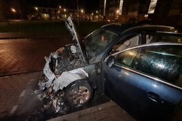 Auto door brand verwoest in Schoenerstraat