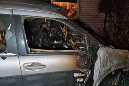 Auto brandt uit in Julianadorp, woning ook beschadigd