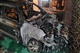 Auto brandt uit in Julianadorp, woning ook beschadigd