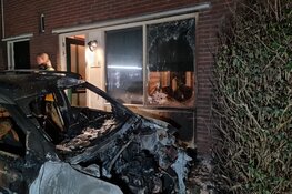 Auto brandt uit in Julianadorp, woning ook beschadigd