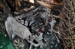 Auto brandt uit in Julianadorp, woning ook beschadigd
