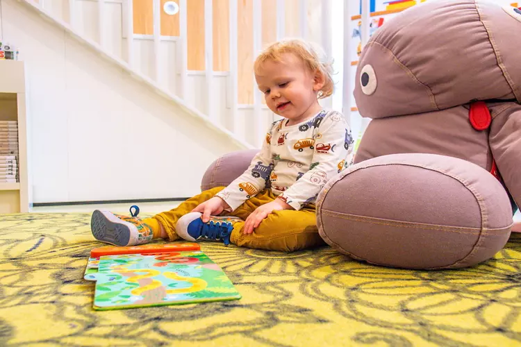 Voorlezen en zingen met je kleintje in de bibliotheek