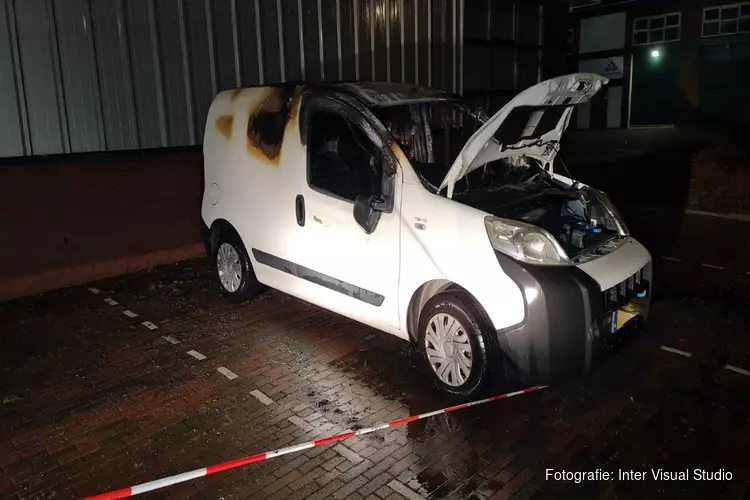 Bestelbus in brand in Den Helder