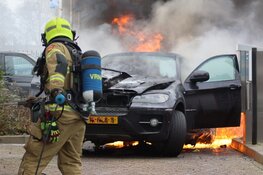 Auto in brand voor ingang wasstraat