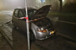 Auto door brand verwoest, brandweer weet erger te voorkomen